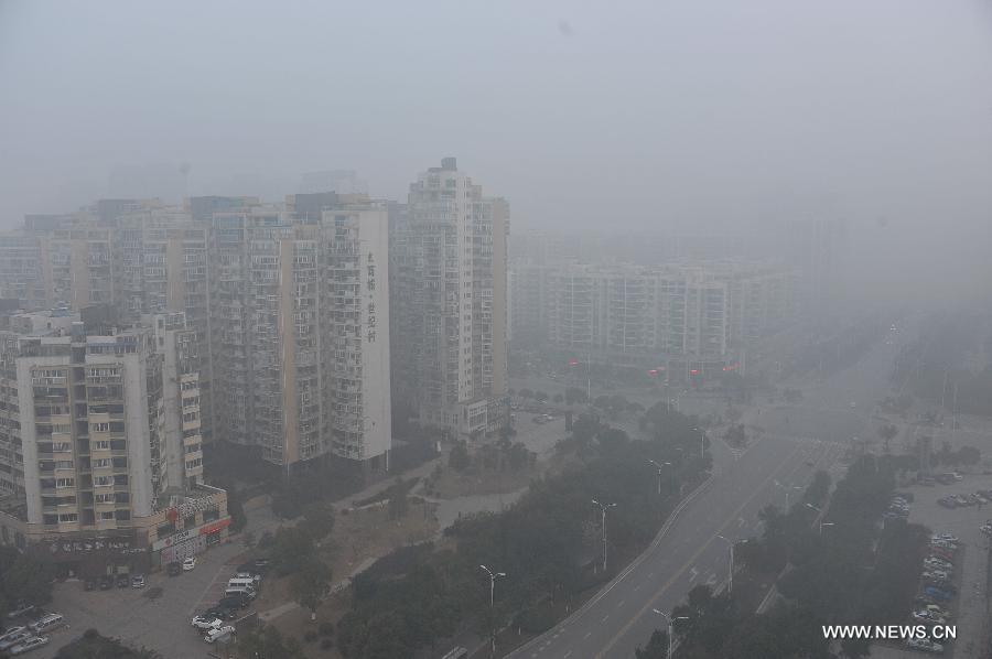 Buildings are shrouded in heavy fog in Nanchang, capital of east China's Jiangxi Province, Jan. 26, 2013. (Xinhua/Song Zhenping) 