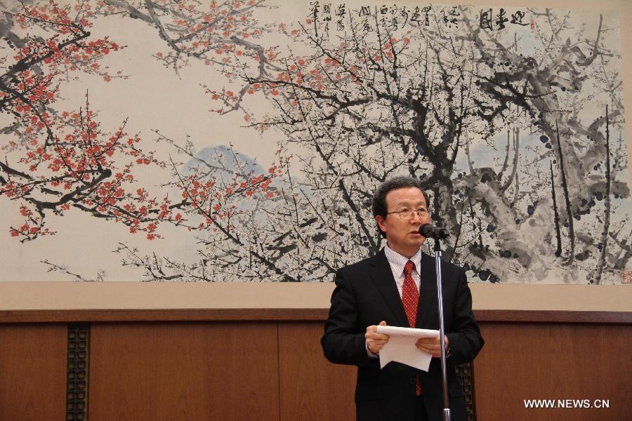 Chinese Ambassador to Japan Cheng Yonghua addresses a reception at Chinese Embassy in Tokyo, capital of Japan, on Jan. 25, 2013. The Chinese Embassy in Tokyo held the reception for overseas Chinese on Friday to greet the upcoming Chinese traditional Spring Festival. (Xinhua)  