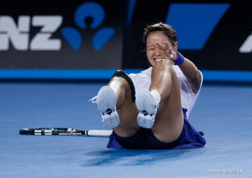 Li Na of China reacts after falling during the women's singles final match against Victoria Azarenka of Belarus at the 2013 Australian Open tennis tournament in Melbourne, Australia, Jan. 26, 2013. Azarenka won 2-1 to claim the title. (Xinhua/Bai Xue) 