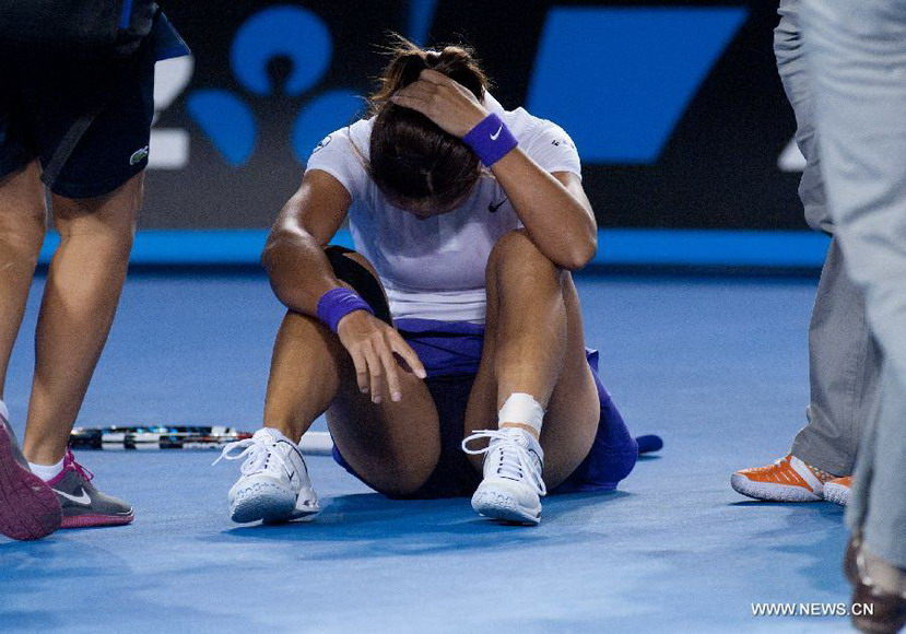 Li Na of China reacts after falling during the women's singles final match against Victoria Azarenka of Belarus at the 2013 Australian Open tennis tournament in Melbourne, Australia, Jan. 26, 2013. Azarenka won 2-1 to claim the title. (Xinhua/Bai Xue) 