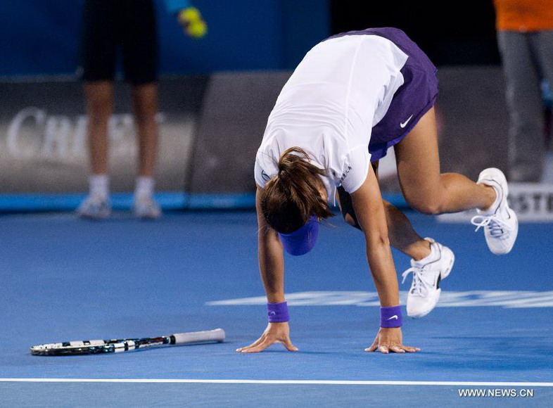 Li Na of China falls down during the women's singles final match against Victoria Azarenka of Belarus at the 2013 Australian Open tennis tournament in Melbourne, Australia, Jan. 26, 2013. Azarenka won 2-1 to claim the title. (Xinhua/Bai Xue) 