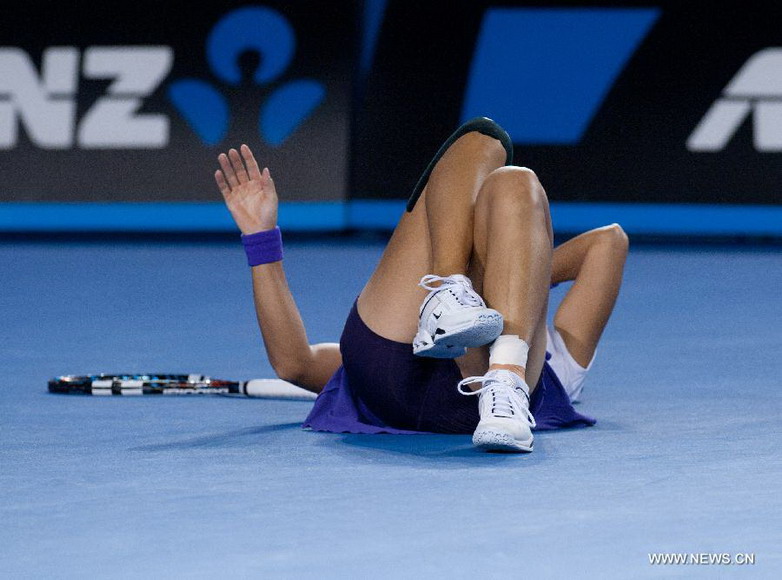 Li Na of China reacts after falling during the women's singles final match against Victoria Azarenka of Belarus at the 2013 Australian Open tennis tournament in Melbourne, Australia, Jan. 26, 2013. Azarenka won 2-1 to claim the title. (Xinhua/Bai Xue)