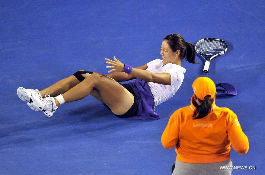 Li Na (L) of China reacts after falling during the women's singles final match against Victoria Azarenka of Belarus at the 2013 Australian Open tennis tournament in Melbourne, Australia, Jan. 26, 2013. Azarenka won 2-1 to claim the title. (Xinhua/Chen Xiaowei) 