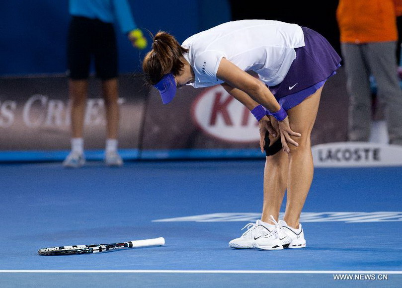 Li Na of China reacts after falling during the women's singles final match against Victoria Azarenka of Belarus at the 2013 Australian Open tennis tournament in Melbourne, Australia, Jan. 26, 2013. Azarenka won 2-1 to claim the title. (Xinhua/Bai Xue) 