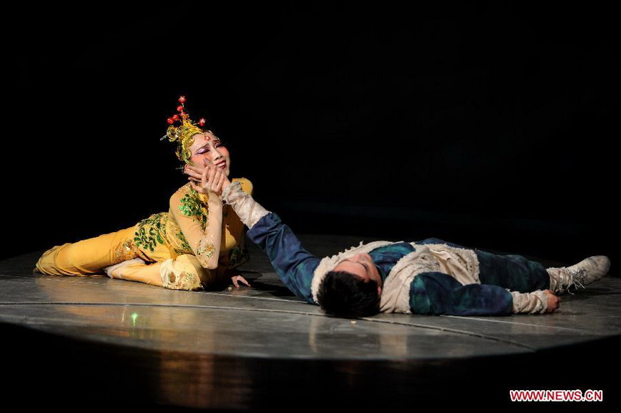 Artists perform during a live show at a scenic resort in Changbaishan of northeast China's Jilin Province, Jan. 26, 2013. A live show reflecting the folk culture derived from the Changbai Mountains area was staged here on Saturday. The show presented the audience with dances, acrobatics, magic performances. (Xinhua/Zhang Nan) 