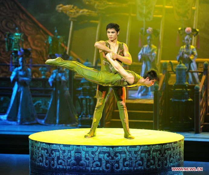 Artists perform during a live show at a scenic resort in Changbaishan of northeast China's Jilin Province, Jan. 26, 2013. A live show reflecting the folk culture derived from the Changbai Mountains area was staged here on Saturday. The show presented the audience with dances, acrobatics, magic performances. (Xinhua/Zhang Nan)