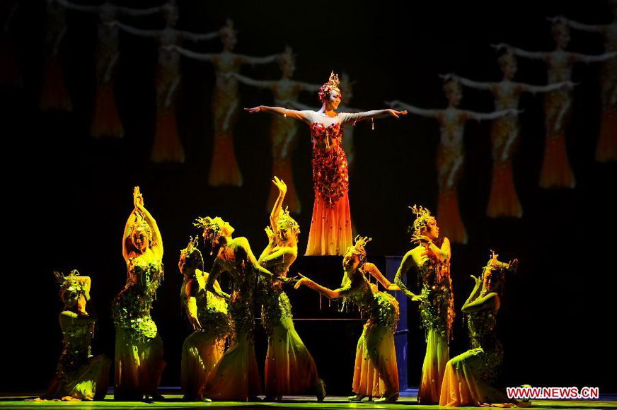 Artists perform during a live show at a scenic resort in Changbaishan of northeast China's Jilin Province, Jan. 26, 2013. A live show reflecting the folk culture derived from the Changbai Mountains area was staged here on Saturday. The show presented the audience with dances, acrobatics, magic performances. (Xinhua/Zhang Nan) 