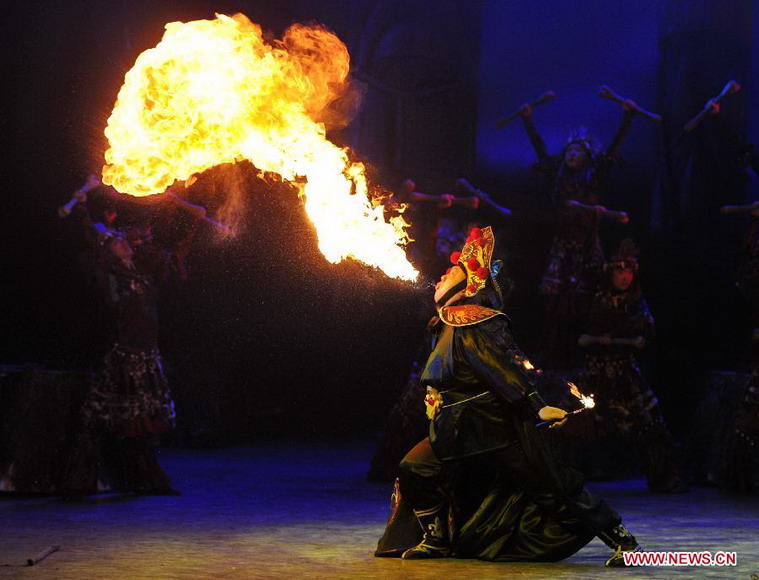 Artists perform during a live show at a scenic resort in Changbaishan of northeast China's Jilin Province, Jan. 26, 2013. A live show reflecting the folk culture derived from the Changbai Mountains area was staged here on Saturday. The show presented the audience with dances, acrobatics, magic performances. (Xinhua/Zhang Nan)