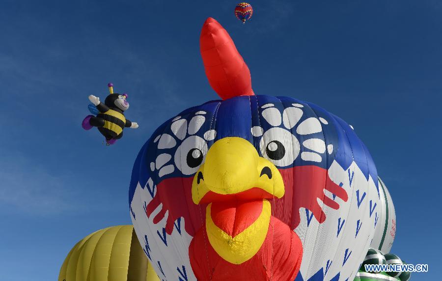 Cartoon balloons take off at the 35th International Ballon Festival in Chateau-d'Oex, Switzerland, Jan. 26, 2013. The 9-day ballon festival kicked off here on Saturday with the participation of over 80 balloons from 15 countries and regions. (Xinhua/Wang Siwei)