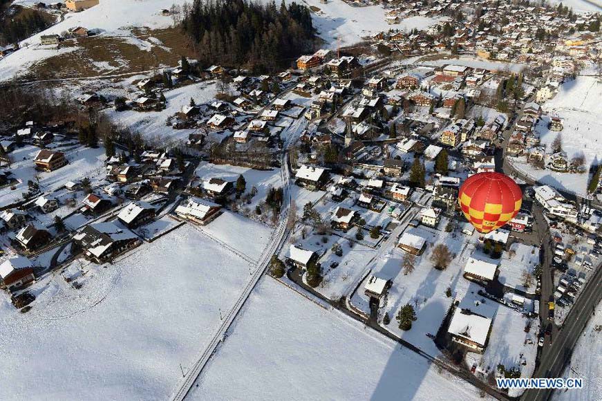 A balloon flies over Chateau-d'Oex, Switzerland, Jan. 26, 2013. The 9-day 35th International Balloon Festival kicked off here on Saturday with the participation of over 80 balloons from 15 countries and regions. (Xinhua/Wang Siwei) 