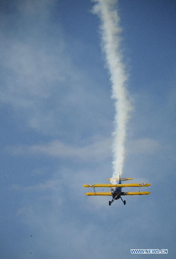 Guatemalan pilot Martin Keller performs during the "2013 Ilopango Air Show", at the Ilopango air base in the city of San Salvador, capital of El Salvador, on Jan. 26, 2013. The show was held to raise funds for the National Children's Hospital Benjamin Bloom. (Xinhua/Oscar Rivera) 