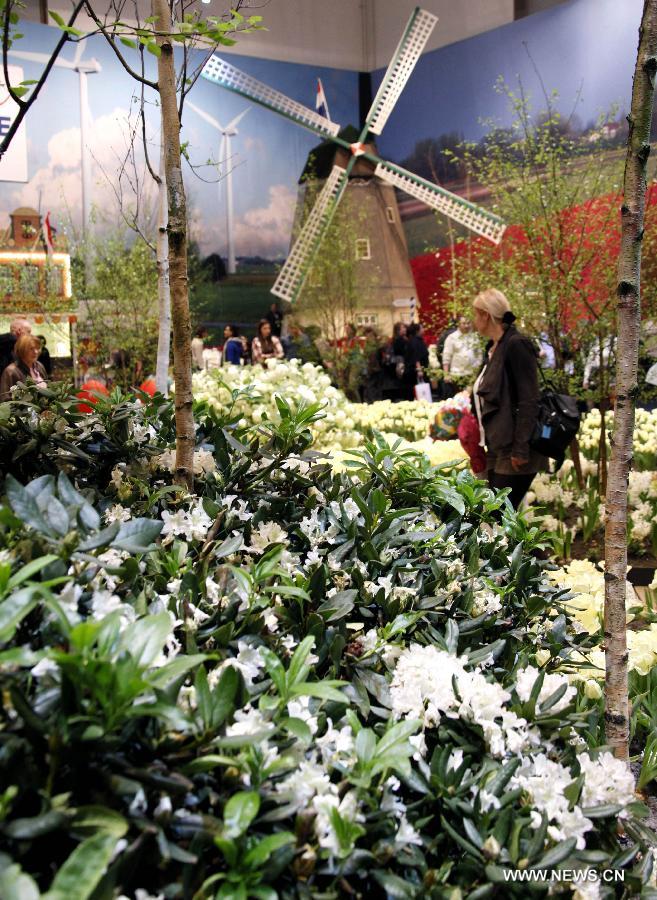 Visitors are seen at the Dutch booth of the International Green Week agriculture and food fair in Berlin, Germany, Jan. 27, 2013. The 2013 International Green Week agriculture and food fair was closed on Sunday. (Xinhua/Pan Xu)