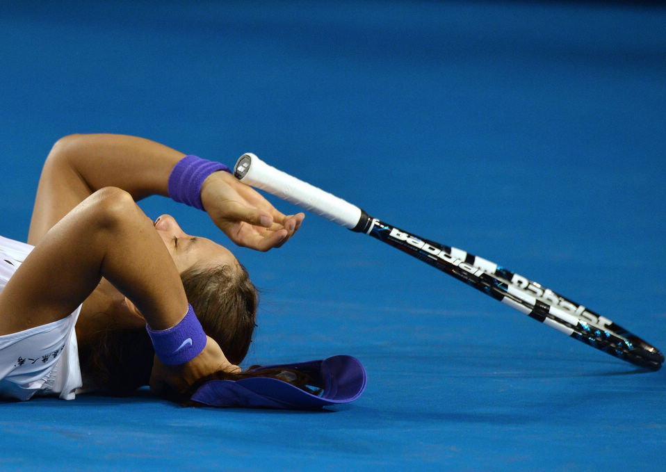 Li falls twice, twisting her ankle and, once, hitting her head. She moved into the top five. Bob and Mike Bryan won record 13th Grand Slam men's doubles title. (Xinhua/AFP)