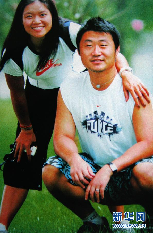 Photo reproduced from an old photo shows Li Na posing with her husband Jiang Shan. (Xinhua/Zhou Guoqiang)