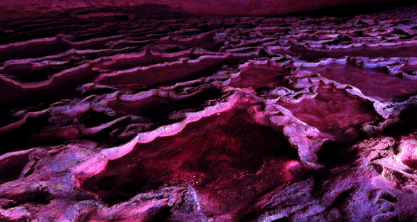 Stalagmites aren't the only curious rock formations at Yellow Dragon Cave. (Photo/CRI)