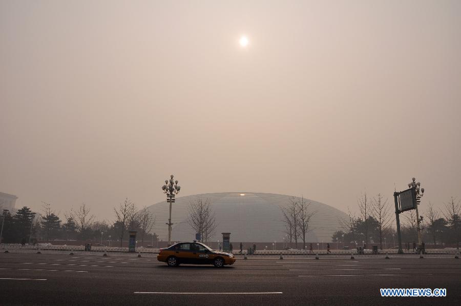 A taxi travels in the street shrouded by fog in Beijing, capital of China, Jan. 28, 2013. The National Meteorological Center (NMC) issued a blue-coded alert on Jan. 27 as foggy weather forecast for the coming two days will cut visibility and worsen air pollution in some central and eastern Chinese cities. (Xinhua/Wang Junfeng)