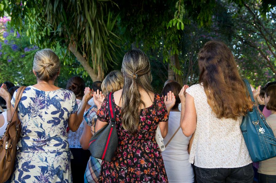 People gather to mourn the victimes of a fire breaking out at "Kiss" nightclub, in central Santa Maria, Brazil, on Jan. 28, 2013.  (Xinhua/Weng Xinyang) 