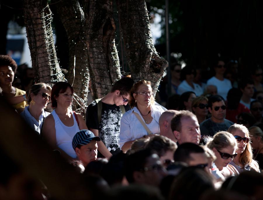 People gather to mourn the victimes of a fire breaking out at "Kiss" nightclub, in central Santa Maria, Brazil, on Jan. 28, 2013. (Xinhua/Weng Xinyang) 