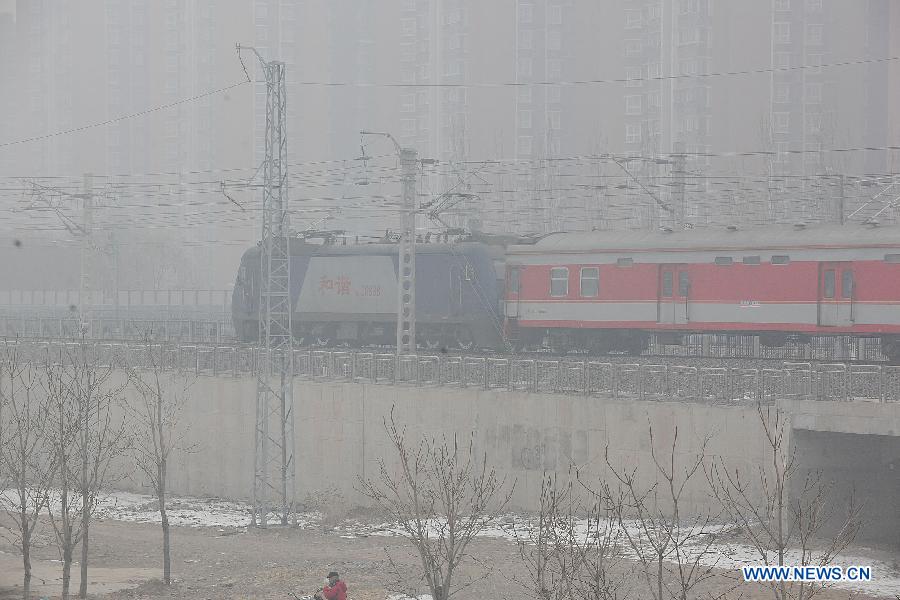 A train moves amid fog in Beijing, capital of China, Jan. 28, 2013. The National Meteorological Center (NMC) issued a blue-coded alert on Jan. 27 as foggy weather forecast for the coming two days will cut visibility and worsen air pollution in some central and eastern Chinese cities. (Xinhua/He Junchang)