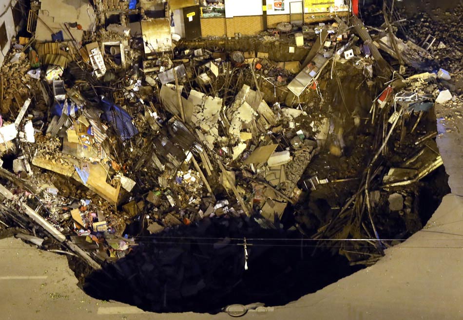 Several buildings collapsed on Monday afternoon after a subsidence at a road junction in Liwan district of downtown Guangzhou. The subsidence occurred again at around 9 p.m. (Photo/Image China)