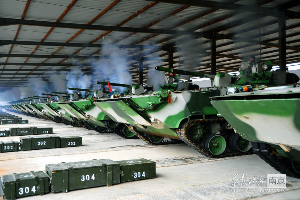 Soldiers of the division's panzer regiment of Nanjing Military Area Command (MAC) of the Chinese People's Liberation Army (PLA) took part in emergency military drill recently. (Source: NJ.81.cn)