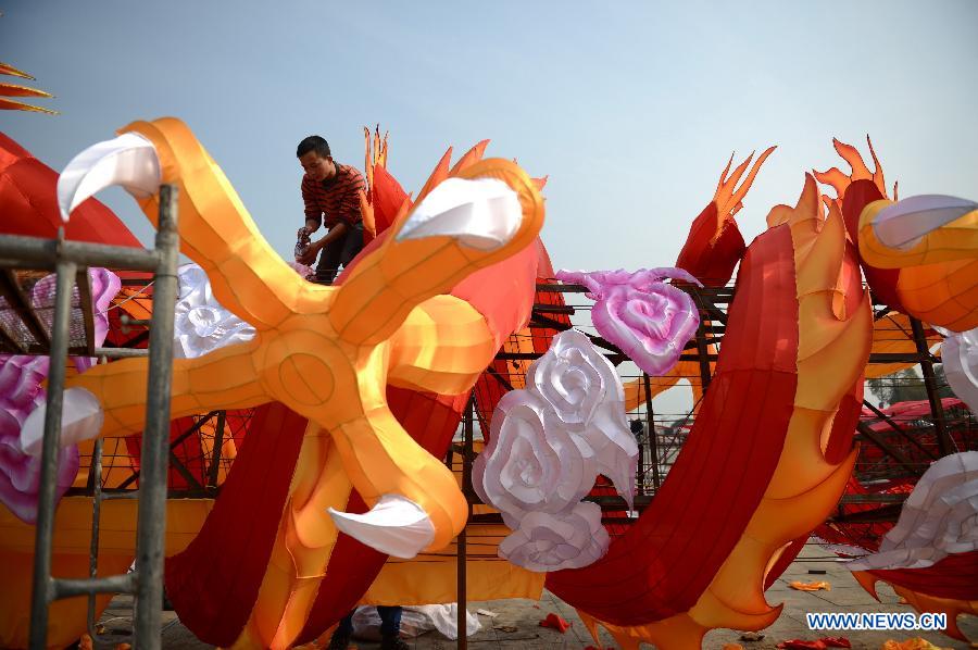 A man works on a lantern in the shape of Chinese dragon on the street in Nanchang, capital of east China's Jiangxi Province, Jan. 28, 2013. Lanterns designed in Zigong of southwest China's Sichuan Province will meet with the residents here during the upcoming Spring Festival holiday. (Xinhua/Zhou Mi)