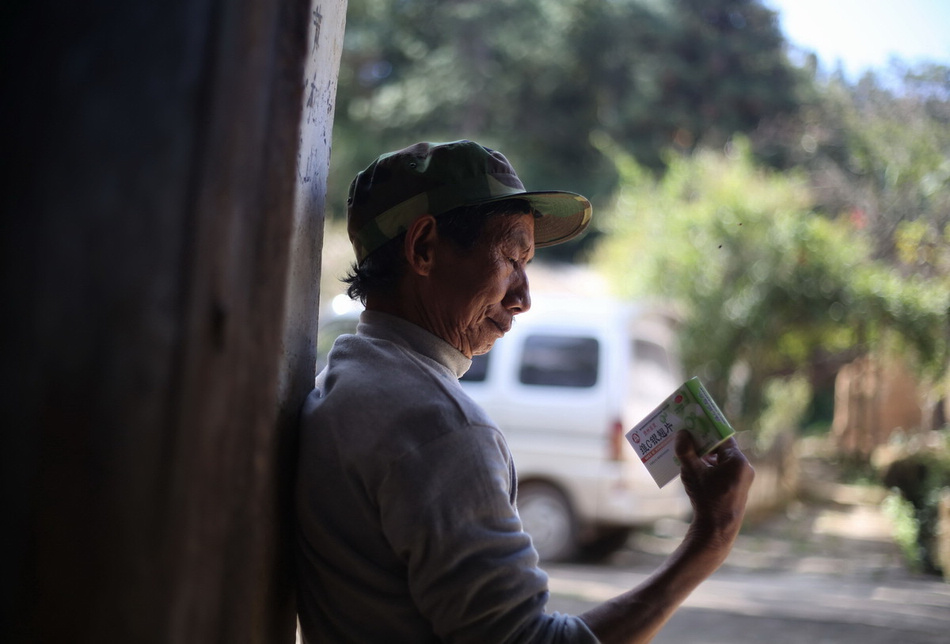 Yang Zike, 52. All the drugs are donated by volunteers.(Photo/Eastday)