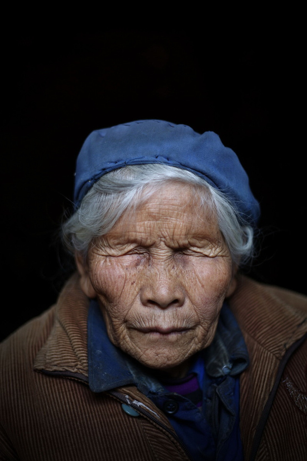 Li Shiying, blind, comes out to enjoy the warm sunshine during the day.(Photo/Eastday)