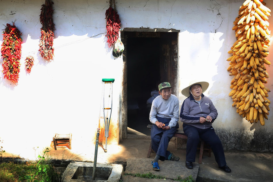 Li Fen(right) often visits the patients and talk to them as psychotherapy.(Photo/Eastday)