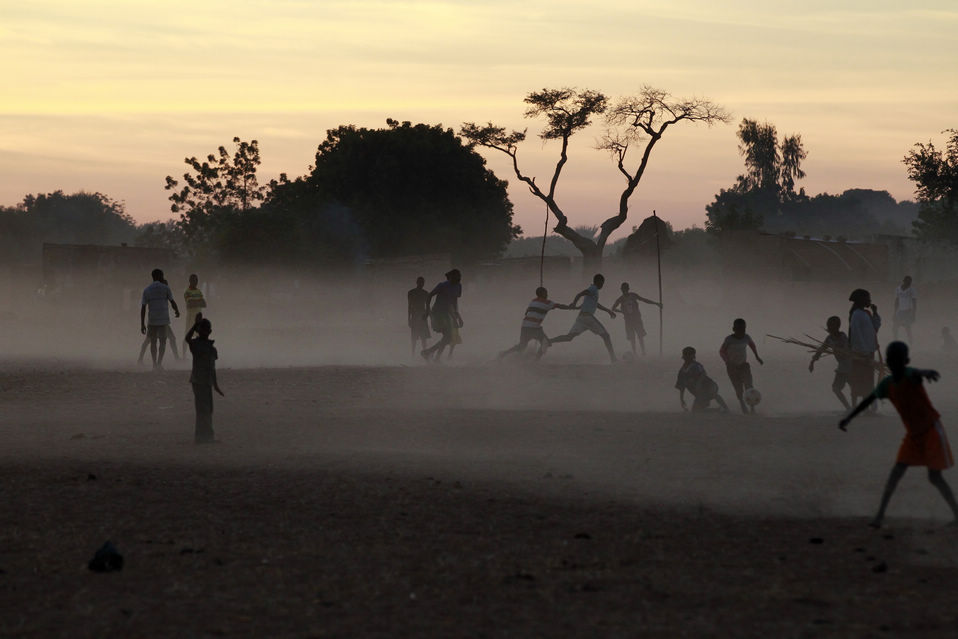 People play football in the dust in Segon, Mali on Jan., 21, 2013(Xinhua/AP)