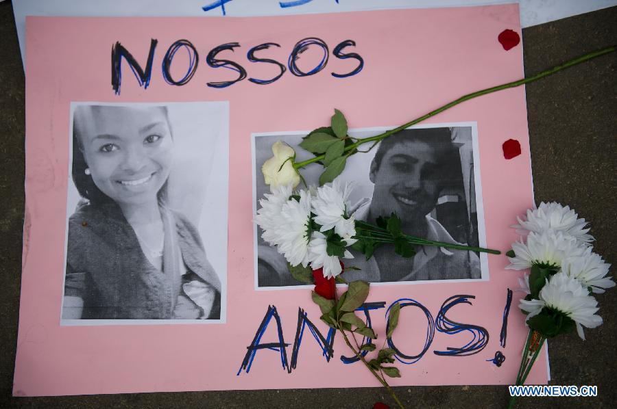 A photo of victims is seen in front of the Kiss nightclub in Santa Maria, Brazil, Jan. 29, 2013. A total of 231 people died in a fire that swept through a nightclub in the city of Santa Maria, in Rio Grande do Sul state, southern Brazil Saturday night. (Xinhua/Weng Xinyang)