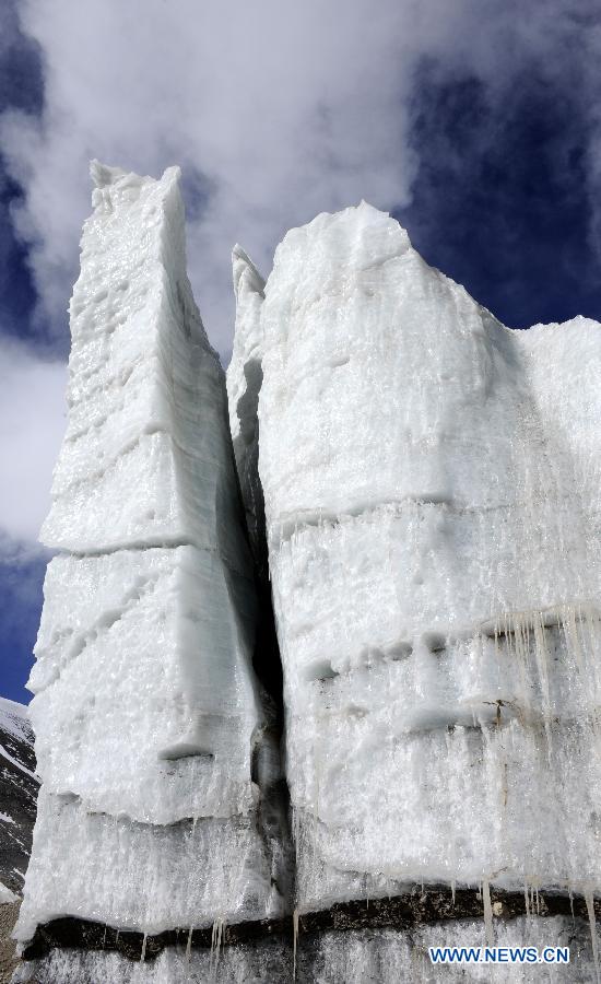 Photo taken on Jan. 8, 2013 shows a part of glacier in Purog Kangri, some 560 kilometers away from Nagqu Town in southwest China's Tibet Autonomous Region. The Purog Kangri glacier, whose ice field covers an area of 422 square kilometers, is considered to be the third largest in the world. (Xinhua/Chogo)