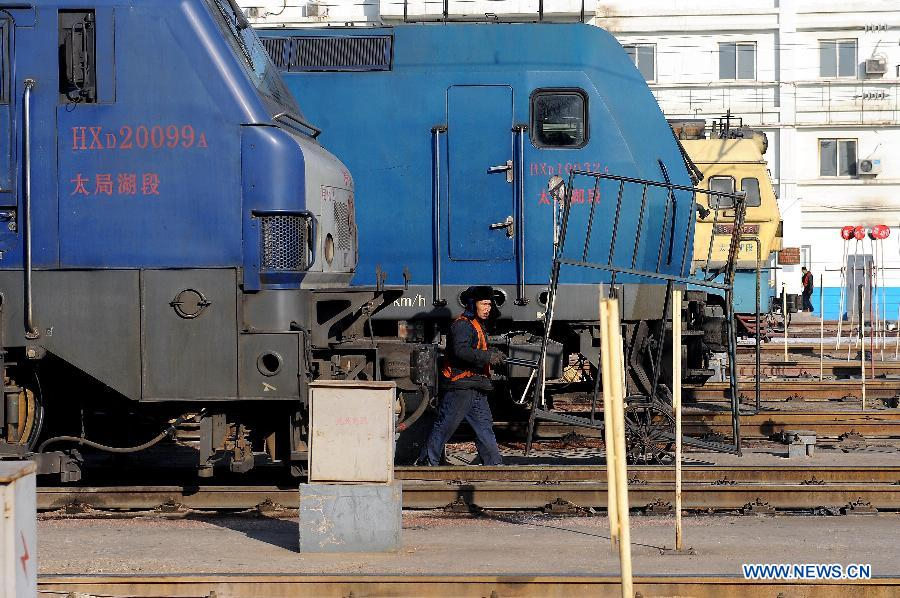 A worker conveys materials at Hudong Station in Datong City, the starting point of the Datong-Qinhuangdao coal transportation railway, central China's Shanxi Province, Jan. 28, 2013. As traditional Chinese Lunar New Year is coming, the Datong-Qinhuangdao railway gets busier. The Hudong Station in Datong has to increase its coal transportation volume to more than 140 metric tons per day. (Xinhua/Fan Minda) 