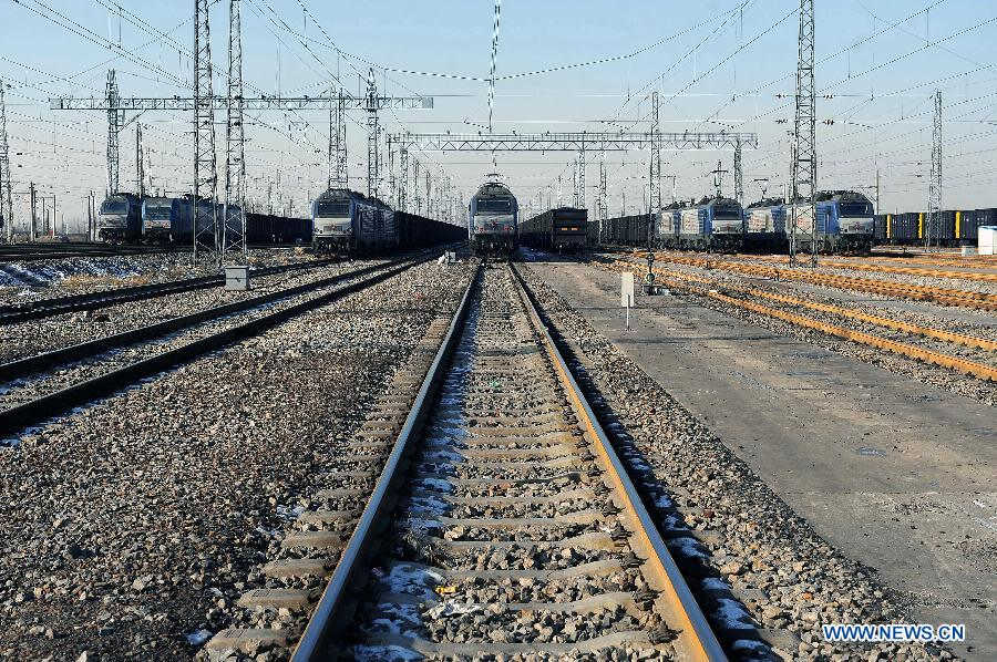 Trains fully loaded with coal are about to set off at Hudong Station in Datong City, the starting point of the Datong-Qinhuangdao coal transportation railway, central China's Shanxi Province, Jan. 28, 2013. As traditional Chinese Lunar New Year is coming, the Datong-Qinhuangdao railway gets busier. The Hudong Station in Datong has to increase its coal transportation volume to more than 140 metric tons per day. (Xinhua/Fan Minda) 