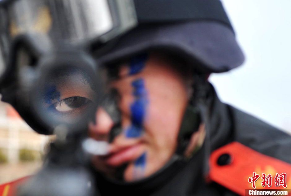 Photo shows snipers waiting to shoot. In late January, snipers of the Armed Police detachment in Yantai of Shandong province conducted winter training. (Chinanews.com/ Sun Xiaofeng)