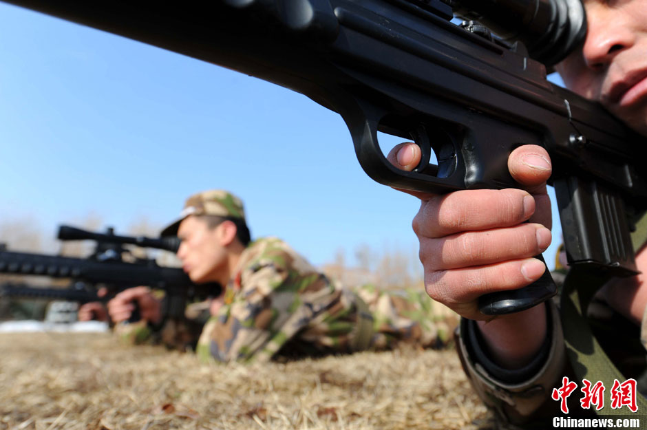 Photo shows snipers waiting to shoot. In late January, snipers of the Armed Police detachment in Yantai of Shandong province conducted winter training. (Chinanews.com/ Sun Xiaofeng)