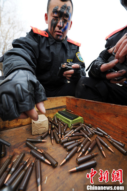 Snipers make preparations for the shooting. In late January, snipers of the Armed Police detachment in Yantai city of Shandong province conducted winter training. (Chinanews.com/ Sun Xiaofeng)