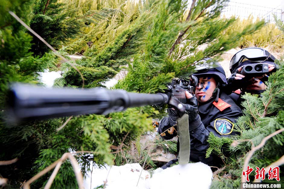 Photo shows snipers waiting to shoot. In late January, snipers of the Armed Police detachment in Yantai of Shandong province conducted winter training. (Chinanews.com/ Sun Xiaofeng)