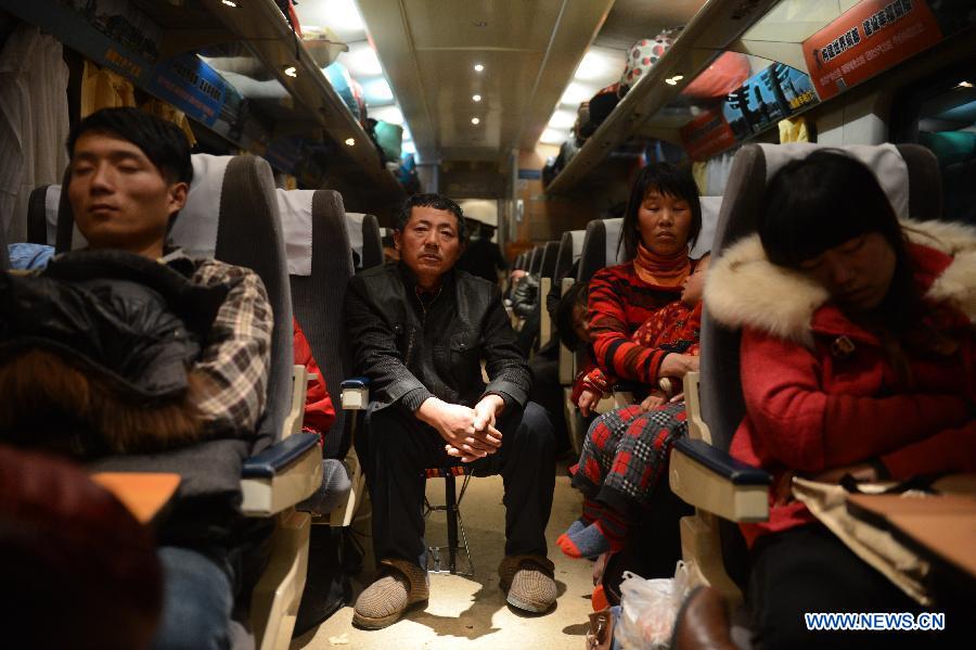 Passengers sleep on the train L8600 from Hangzhou, capital of east China's Zhejiang Province, to Fuyang, east China's Anhui Province, Jan. 29, 2013. The 40-day Spring Festival travel rush started on Jan. 26. The Spring Festival, which falls on Feb. 10 this year, is traditionally the most important holiday of the Chinese people. It is a custom for families to reunite in the holiday, a factor that has led to massive seasonal travel rushes in recent years as more Chinese leave their hometowns to seek work elsewhere. Public transportation is expected to accommodate about 3.41 billion travelers nationwide during the holiday, including 225 million railway passengers.(Xinhua/Han Chuanhao)