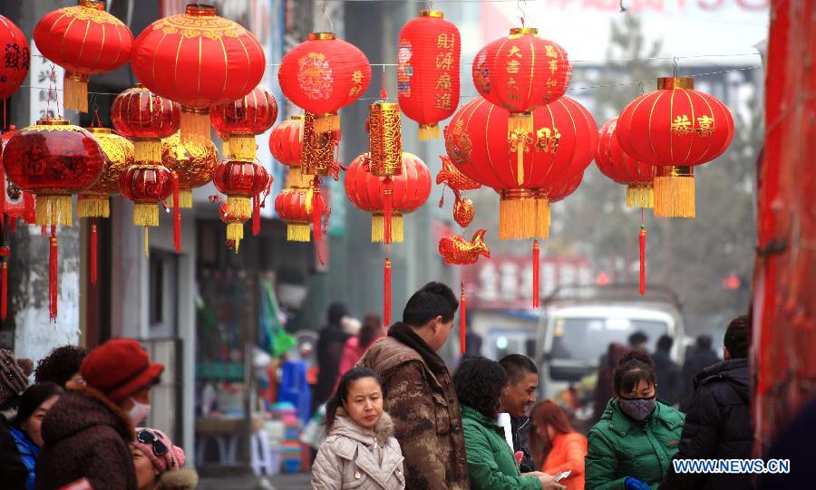 People do the holiday shopping in a Chinese new year goods market in Jinlin, northeast China's Jilin Province, Jan. 29, 2013. As the spring festival drew near, people began their shopping for the celebration. (Xinhua) 