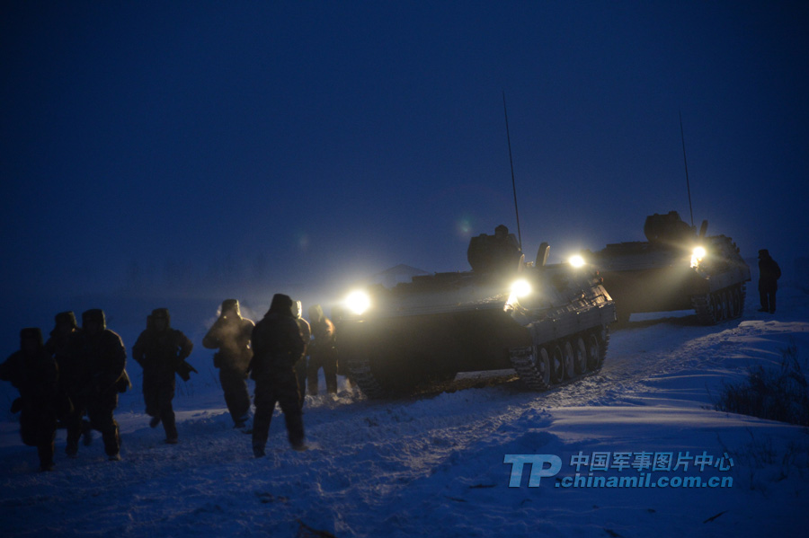 At the beginning of the New Year, a "Red Army" division under the Shenyang Military Area Command (MAC) of the Chinese People's Liberation Army (PLA) took its troops to an unfamiliar area to conduct training on such subjects as rapid maneuvering and infantrymen and tanks' coordination, in a bid to temper its troops in an all-round way. (chinamil.com.cn/Fen Kaixuan)