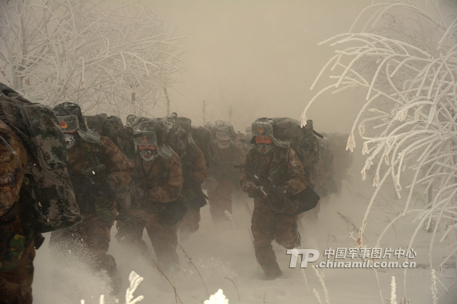 At the beginning of the New Year, a "Red Army" division under the Shenyang Military Area Command (MAC) of the Chinese People's Liberation Army (PLA) took its troops to an unfamiliar area to conduct training on such subjects as rapid maneuvering and infantrymen and tanks' coordination, in a bid to temper its troops in an all-round way. (chinamil.com.cn/Fen Kaixuan)