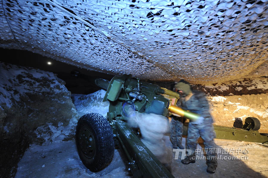 At the beginning of the New Year, a "Red Army" division under the Shenyang Military Area Command (MAC) of the Chinese People's Liberation Army (PLA) took its troops to an unfamiliar area to conduct training on such subjects as rapid maneuvering and infantrymen and tanks' coordination, in a bid to temper its troops in an all-round way. (chinamil.com.cn/Fen Kaixuan)