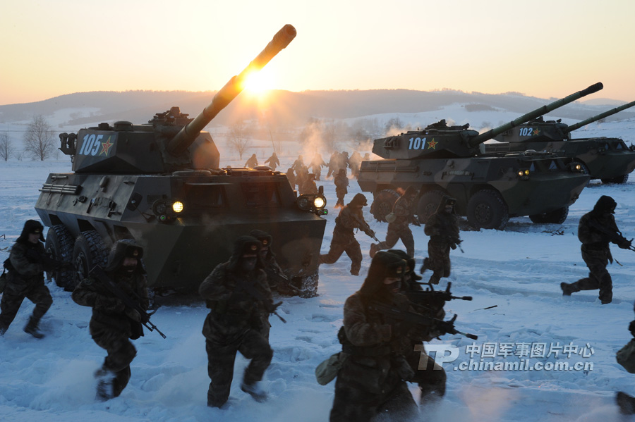 At the beginning of the New Year, a "Red Army" division under the Shenyang Military Area Command (MAC) of the Chinese People's Liberation Army (PLA) took its troops to an unfamiliar area to conduct training on such subjects as rapid maneuvering and infantrymen and tanks' coordination, in a bid to temper its troops in an all-round way. (chinamil.com.cn/Fen Kaixuan)