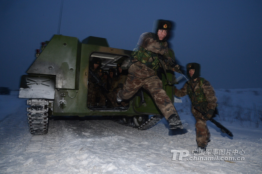 At the beginning of the New Year, a "Red Army" division under the Shenyang Military Area Command (MAC) of the Chinese People's Liberation Army (PLA) took its troops to an unfamiliar area to conduct training on such subjects as rapid maneuvering and infantrymen and tanks' coordination, in a bid to temper its troops in an all-round way. (chinamil.com.cn/Fen Kaixuan)