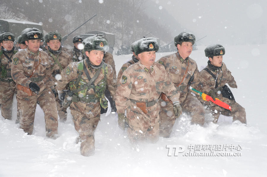 At the beginning of the New Year, a "Red Army" division under the Shenyang Military Area Command (MAC) of the Chinese People's Liberation Army (PLA) took its troops to an unfamiliar area to conduct training on such subjects as rapid maneuvering and infantrymen and tanks' coordination, in a bid to temper its troops in an all-round way. (chinamil.com.cn/Fen Kaixuan)