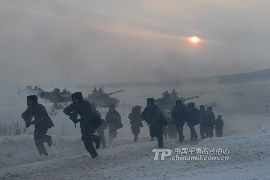 At the beginning of the New Year, a "Red Army" division under the Shenyang Military Area Command (MAC) of the Chinese People's Liberation Army (PLA) took its troops to an unfamiliar area to conduct training on such subjects as rapid maneuvering and infantrymen and tanks' coordination, in a bid to temper its troops in an all-round way. (chinamil.com.cn/Fen Kaixuan)