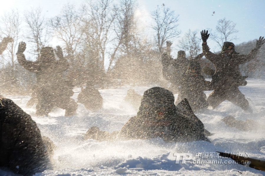 At the beginning of the New Year, a "Red Army" division under the Shenyang Military Area Command (MAC) of the Chinese People's Liberation Army (PLA) took its troops to an unfamiliar area to conduct training on such subjects as rapid maneuvering and infantrymen and tanks' coordination, in a bid to temper its troops in an all-round way. (chinamil.com.cn/Fen Kaixuan)