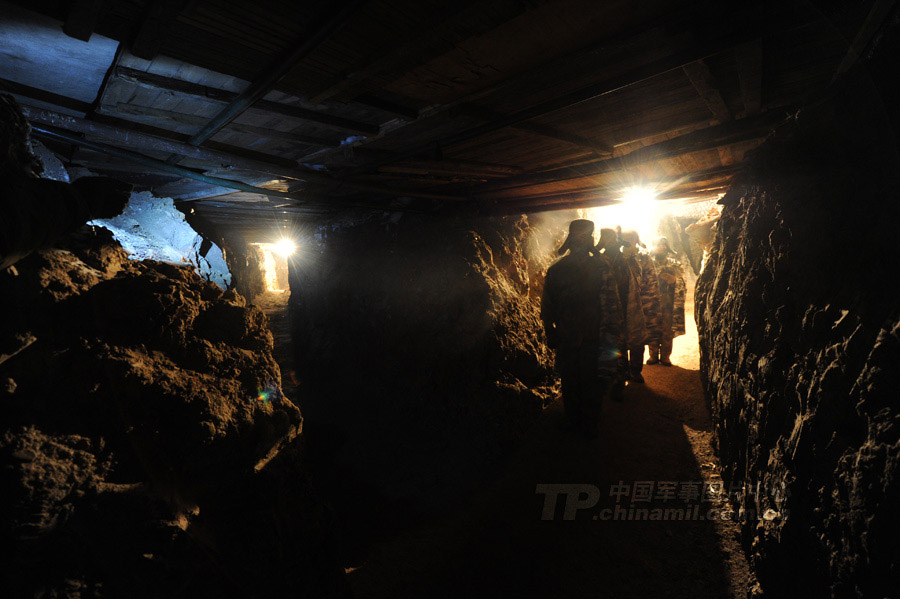 At the beginning of the New Year, a "Red Army" division under the Shenyang Military Area Command (MAC) of the Chinese People's Liberation Army (PLA) took its troops to an unfamiliar area to conduct training on such subjects as rapid maneuvering and infantrymen and tanks' coordination, in a bid to temper its troops in an all-round way. (chinamil.com.cn/Fen Kaixuan)