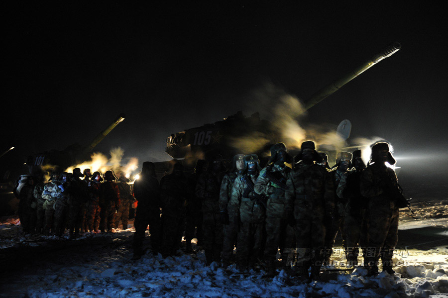 At the beginning of the New Year, a "Red Army" division under the Shenyang Military Area Command (MAC) of the Chinese People's Liberation Army (PLA) took its troops to an unfamiliar area to conduct training on such subjects as rapid maneuvering and infantrymen and tanks' coordination, in a bid to temper its troops in an all-round way. (chinamil.com.cn/Fen Kaixuan)